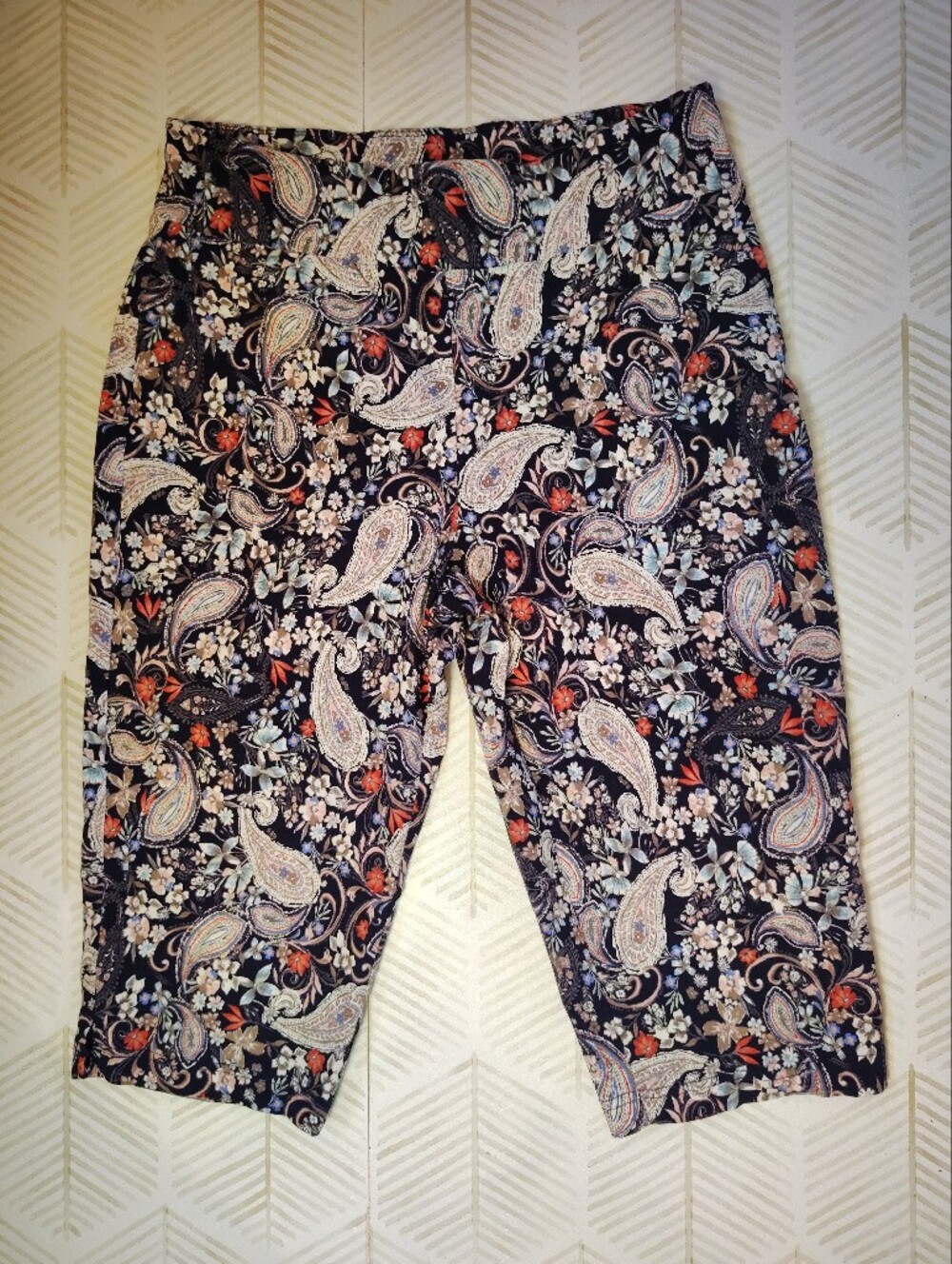Zoe + Phoebe Boho Paisley‎ Floral Print  Crop Pants - Navy  Multicolor Medium